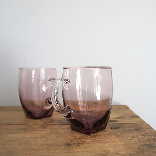 紫のガラスマグカップ