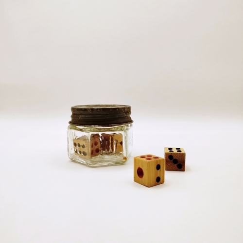 軟膏瓶に入った古いサイコロ