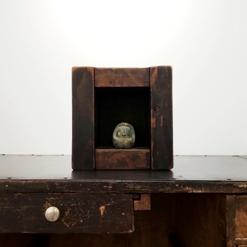 木箱に入った古いダルマ