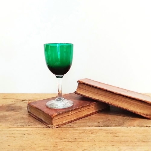 ディープグリーンのアンティークワイングラス