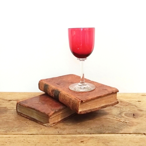 クランベリーレッドのアンティークワイングラス