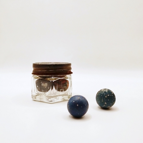 軟膏瓶に入った青い陶製ビー玉