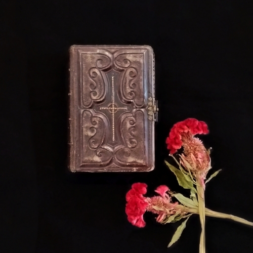 ダークブラウンのアンティーク祈祷書