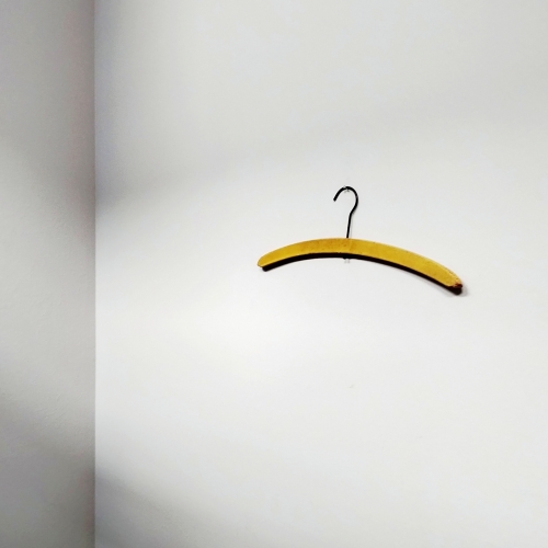 からし色のヴィンテージハンガー