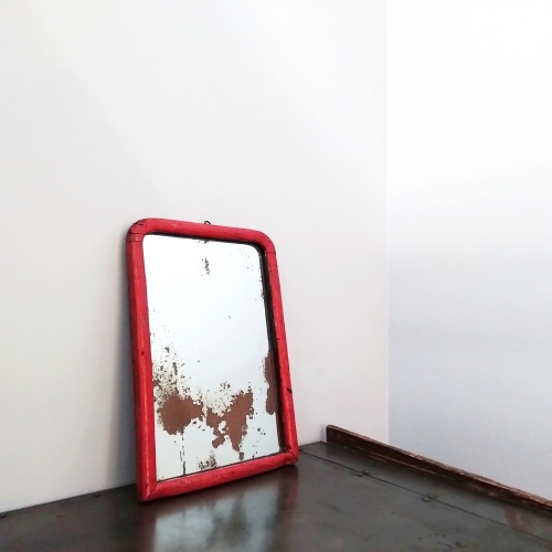 真っ赤なひび割れヴィンテージミラー