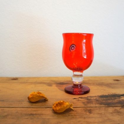 赤いワイングラス