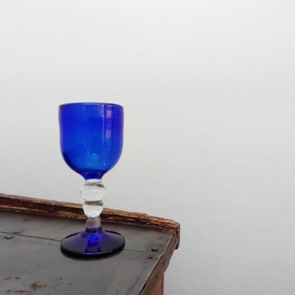 青いワイングラス　ヴィンテージ
