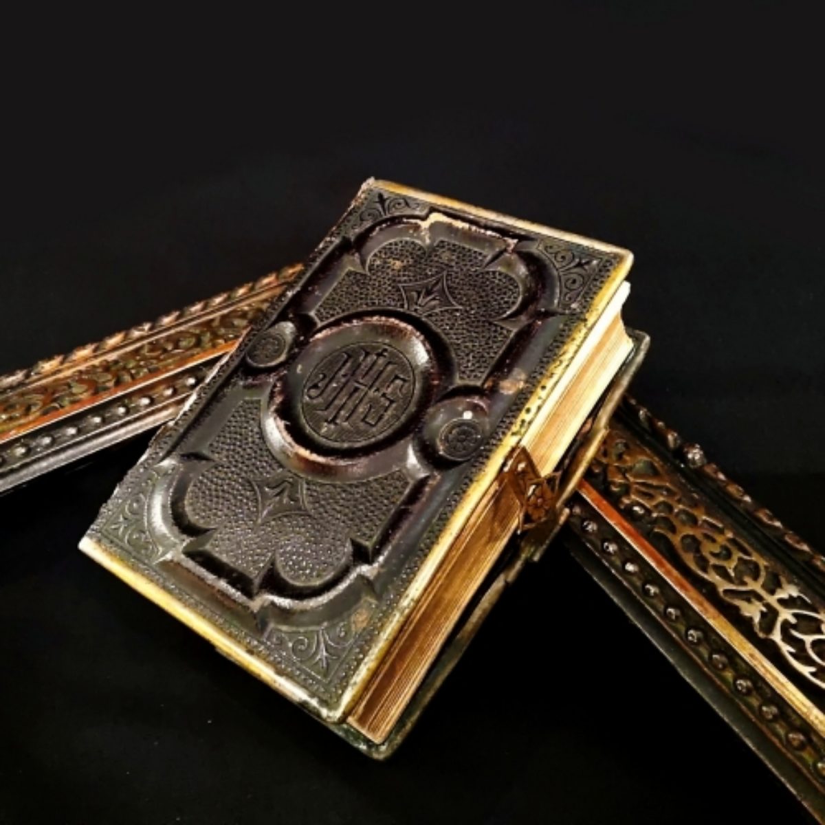 真鍮の花型留め具のアンティーク祈祷書 | アトリエウチノ｜atelier uchino